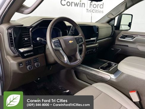 Used 2025 Chevrolet Silverado 2500 LTZ w/ LTZ Convenience Package AWD/4WD image 3