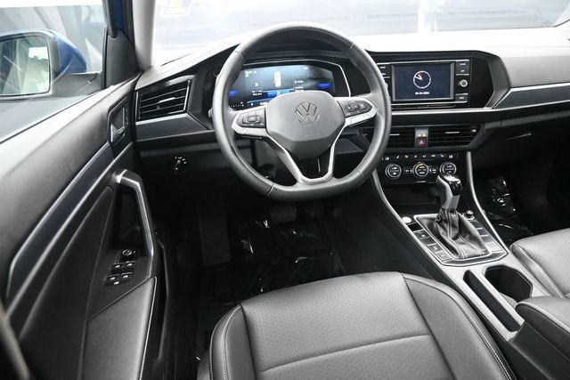 Used 2024 Volkswagen Jetta SE w/ Panoramic Sunroof Package FWD image 9