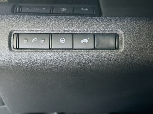 Used 2025 Nissan Pathfinder SV FWD image 17