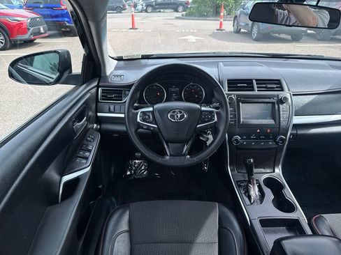 Used 2017 Toyota Camry SE w/ Moonroof Package FWD image 11