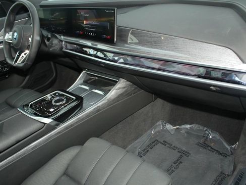 Used 2025 BMW i7 xDrive60 AWD/4WD image 26