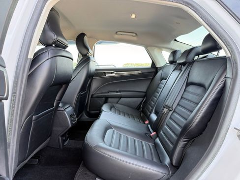 Used 2018 Ford Fusion SE w/ Equipment Group 602A FWD image 15