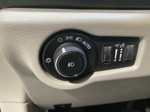 Used 2019 Chrysler Pacifica Limited image 23