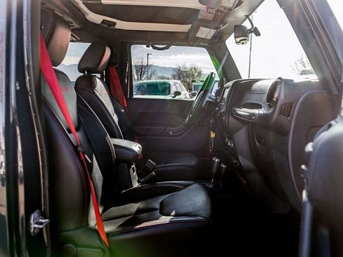 Used 2017 Jeep Wrangler Unlimited Rubicon image 40