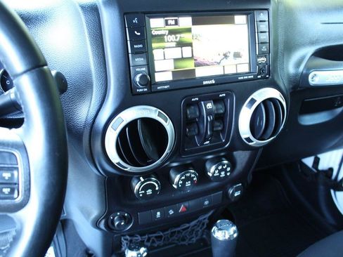 Used 2017 Jeep Wrangler Unlimited Rubicon w/ Connectivity Group AWD/4WD image 27
