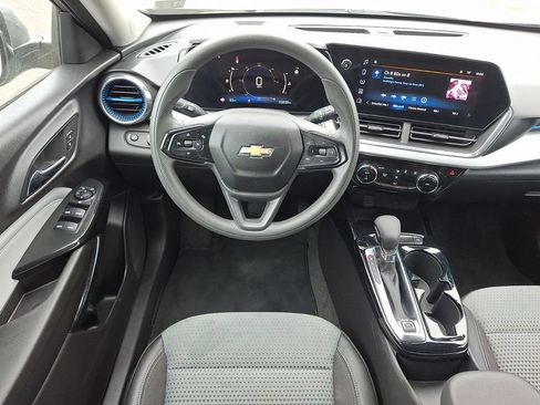 Used 2025 Chevrolet Trax LT FWD image 2