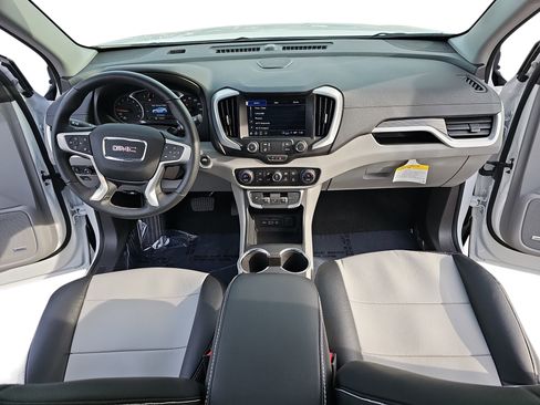 Used 2024 GMC Terrain SLT w/ Infotainment Package II image 9