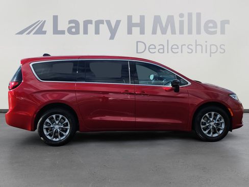 New 2026 Chrysler Pacifica Select image 7