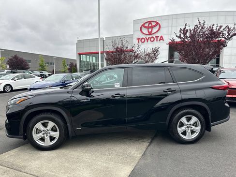 Used 2021 Toyota Highlander LE AWD/4WD image 2