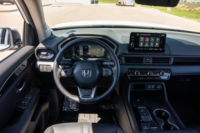 Used 2025 Honda Pilot Elite image 14
