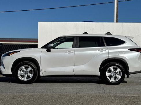 Used 2024 Toyota Highlander LE image 6