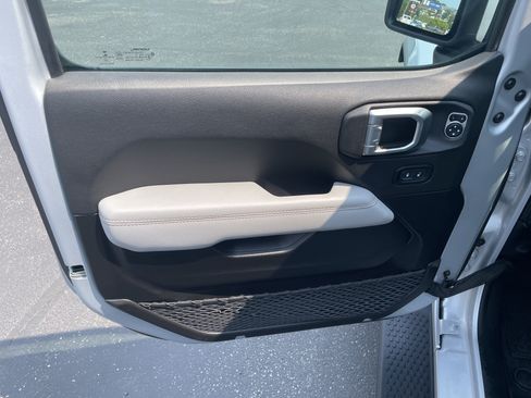 Used 2023 Jeep Wrangler Unlimited Sahara AWD/4WD image 12