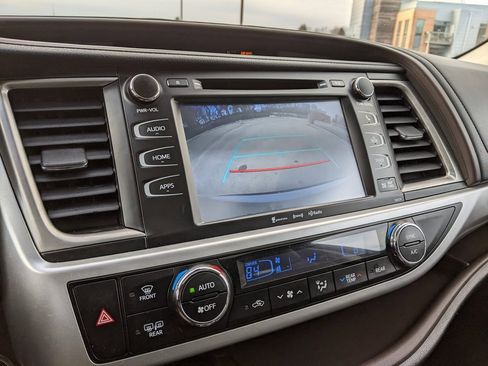 Used 2017 Toyota Highlander XLE image 17