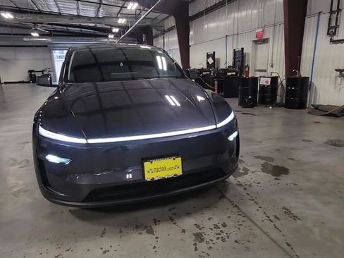 Used 2026 Tesla Model Y Long Range AWD/4WD image 3