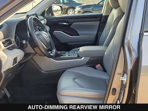 Used 2021 Toyota Highlander XLE AWD/4WD image 10
