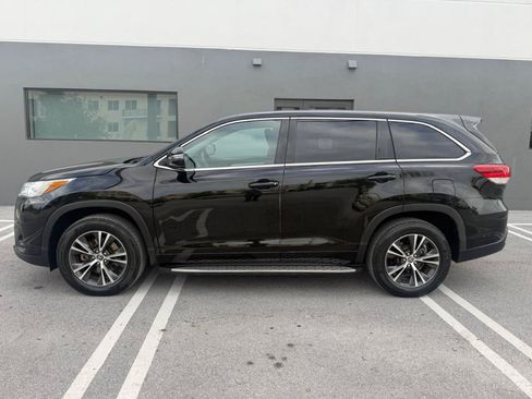Used 2018 Toyota Highlander LE FWD image 7
