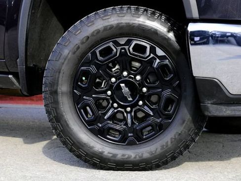 Used 2024 Chevrolet Silverado 2500 LTZ w/ LTZ Convenience Package AWD/4WD image 2
