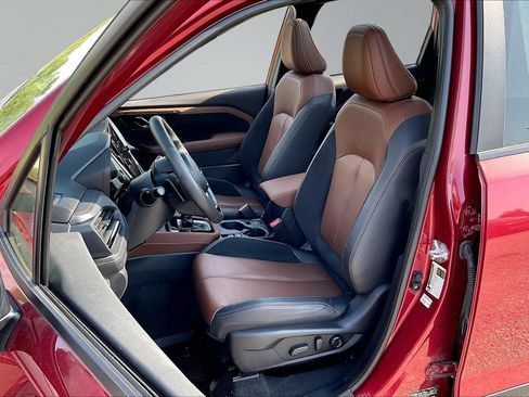 Certified 2025 Subaru Forester Touring AWD/4WD image 26