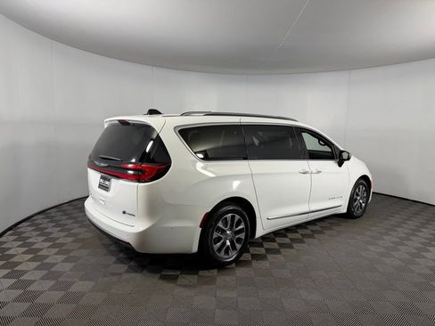 Used 2023 Chrysler Pacifica Pinnacle image 6