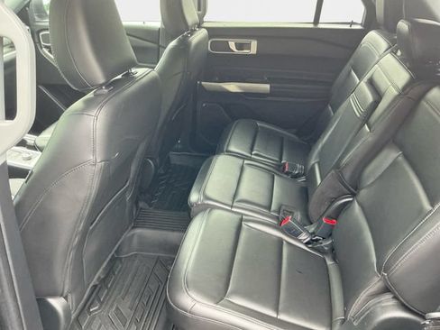 Used 2022 Ford Explorer XLT w/ Equipment Group 202A AWD/4WD image 14
