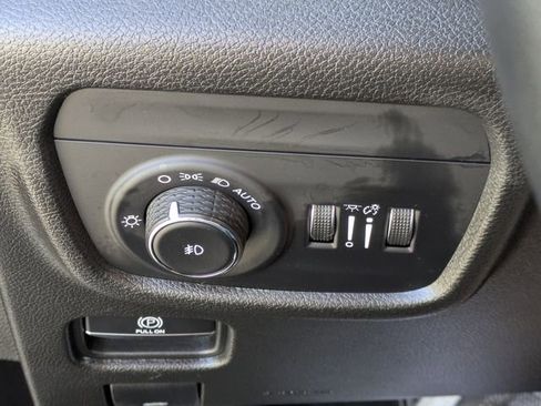 Used 2022 Jeep Grand Cherokee Limited image 21