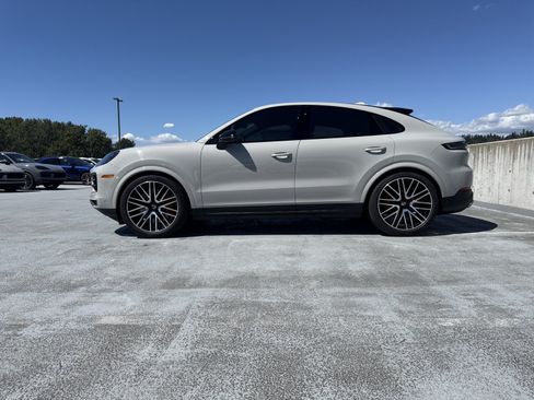 Used 2024 Porsche Cayenne S AWD/4WD image 4