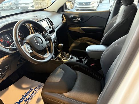 Used 2018 Jeep Cherokee Latitude image 2