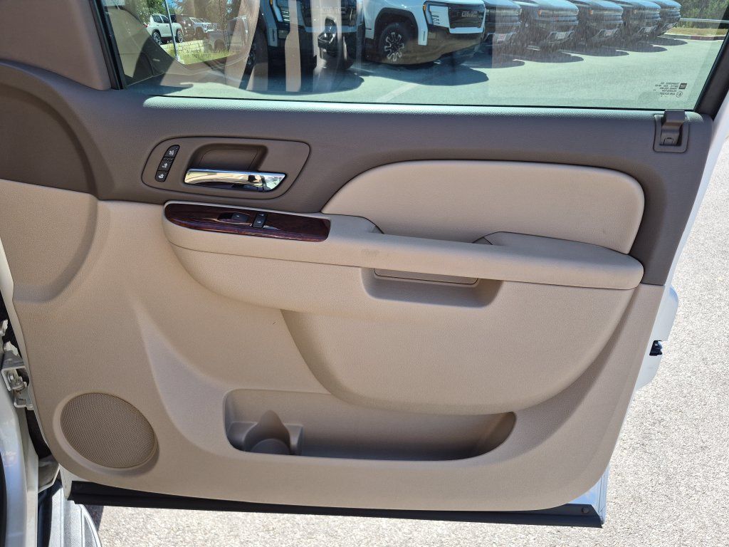 Used 2013 Chevrolet Tahoe LTZ RWD image 39