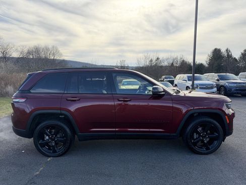 Used 2023 Jeep Grand Cherokee Altitude image 9