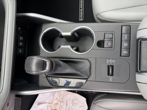 Certified 2021 Toyota Highlander XLE AWD/4WD image 15