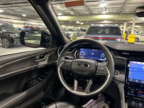 Used 2025 Jeep Grand Cherokee Limited AWD/4WD image 23