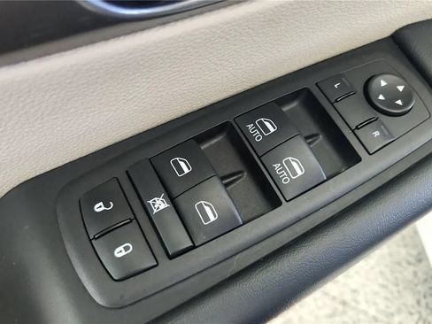 Used 2023 Chrysler Pacifica Touring-L FWD image 31