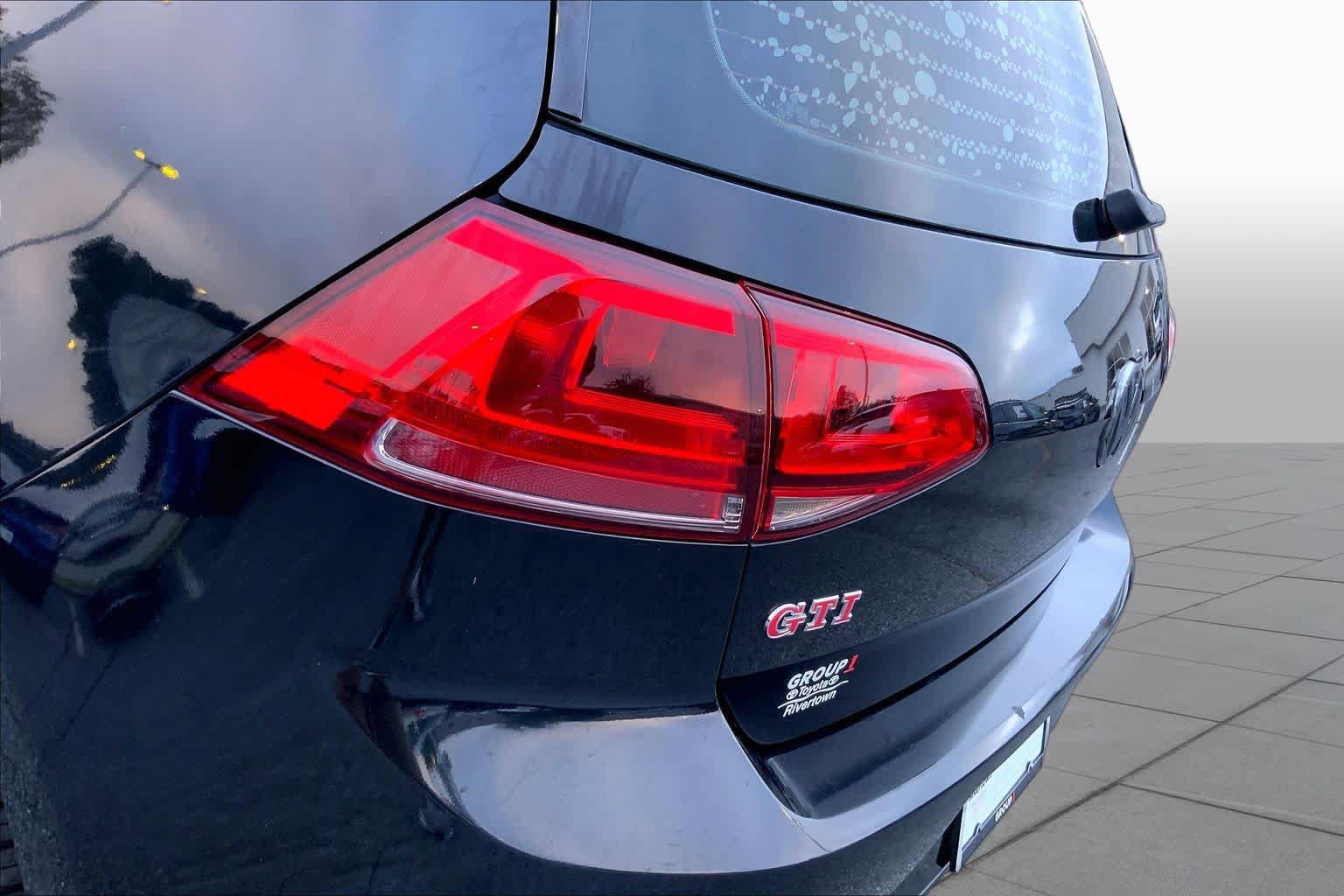 Used 2017 Volkswagen GTI SE FWD image 24