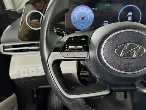 Used 2022 Hyundai Elantra Limited image 9