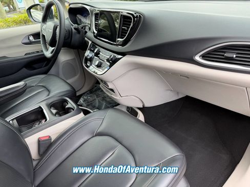 Used 2023 Chrysler Pacifica Touring-L FWD image 11