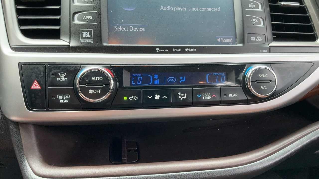 Used 2019 Toyota Highlander Limited Platinum FWD image 16