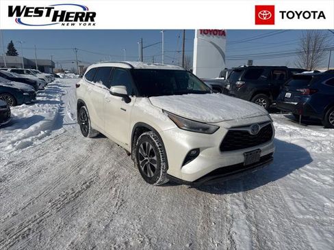 Certified 2021 Toyota Highlander XLE image 1