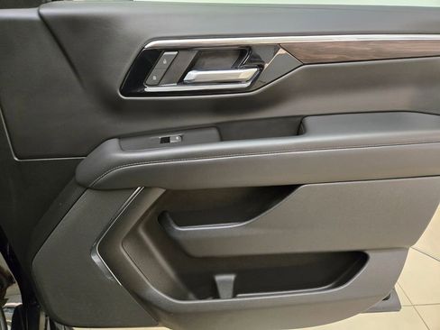 Used 2025 Chevrolet Suburban LT image 28