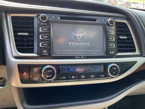 Used 2014 Toyota Highlander Limited w/ Driver Technology Package AWD/4WD image 22