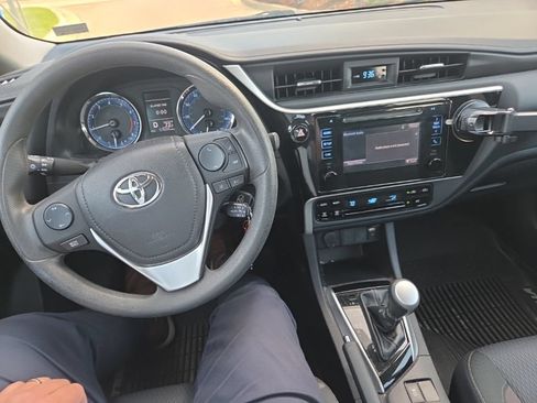 Used 2018 Toyota Corolla LE FWD image 17