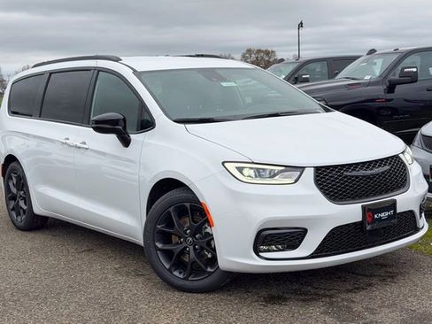 New 2026 Chrysler Pacifica Select image 2