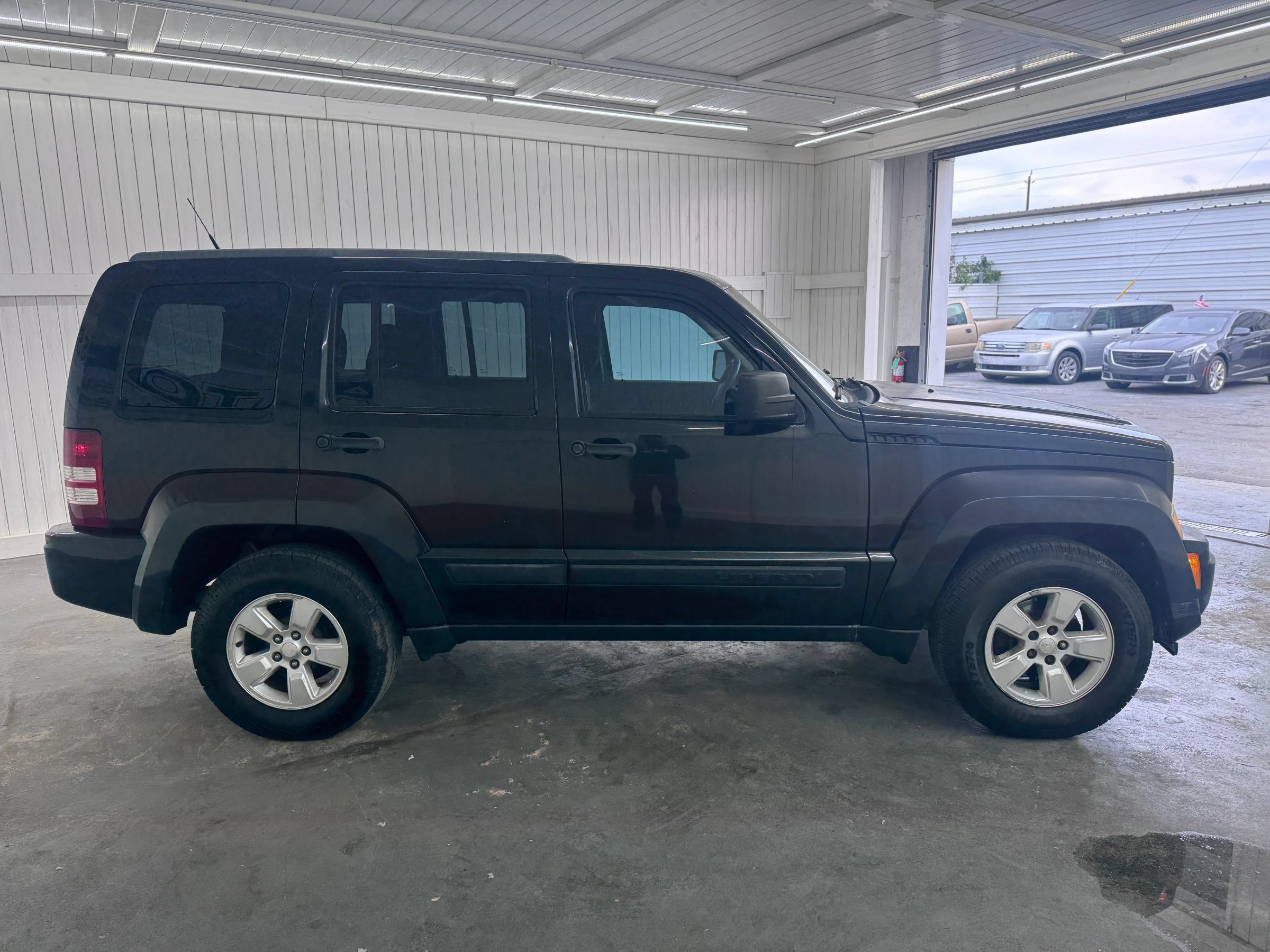 Used 2011 Jeep Liberty Sport RWD image 4
