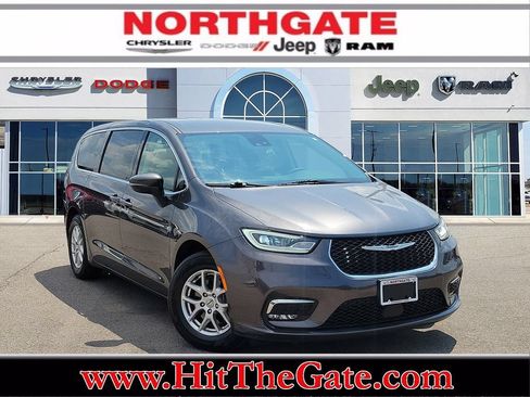 Used 2023 Chrysler Pacifica Touring-L FWD image 1
