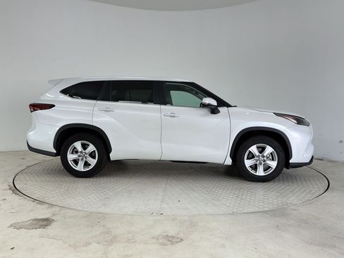 Used 2025 Toyota Highlander LE FWD image 8