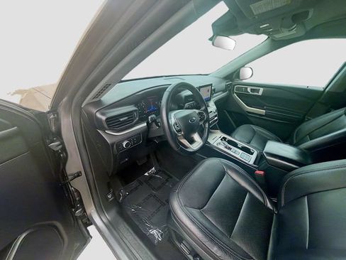 Used 2021 Ford Explorer XLT RWD image 7