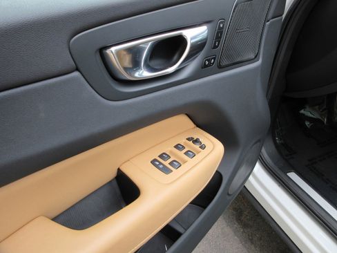 Used 2023 Volvo XC60 T8 Ultimate image 32