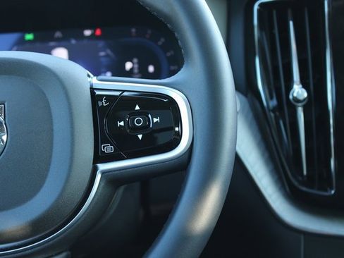 Used 2025 Volvo XC60 B5 Plus image 27