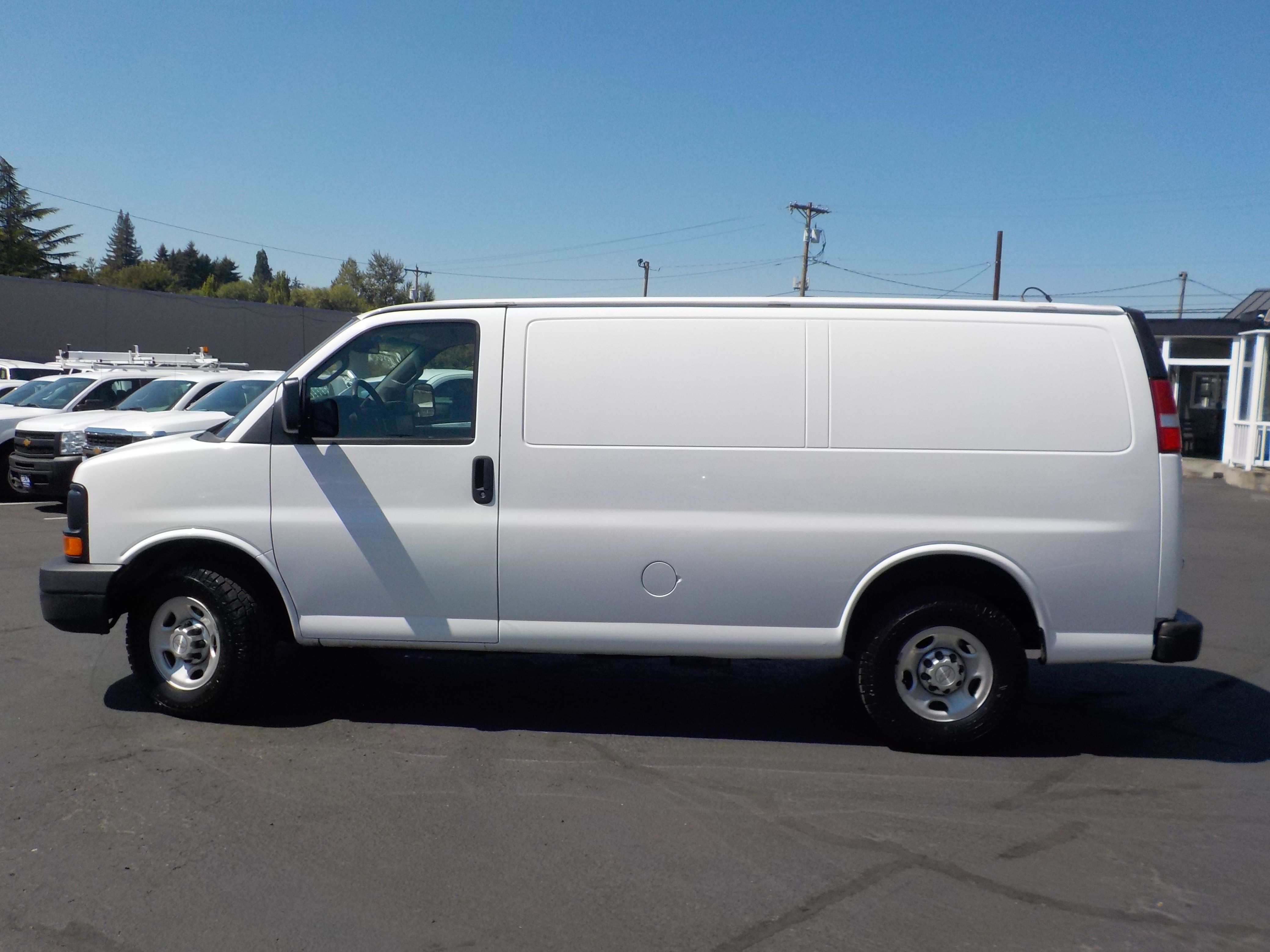 Used 2016 Chevrolet Express 2500 RWD image 2