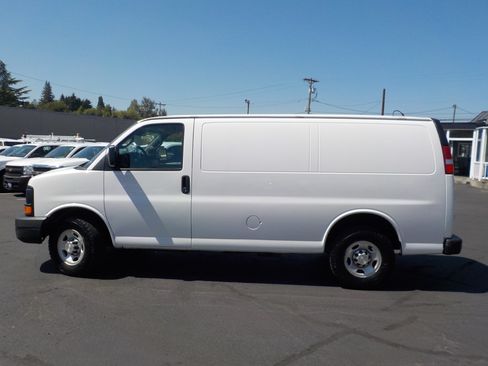 Used 2016 Chevrolet Express 2500 RWD image 2