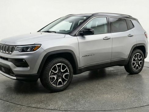 Used 2025 Jeep Compass Trailhawk AWD/4WD image 3